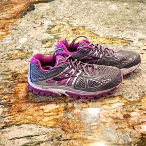 Brooks women's shoes. Size 10.5. Great condition.